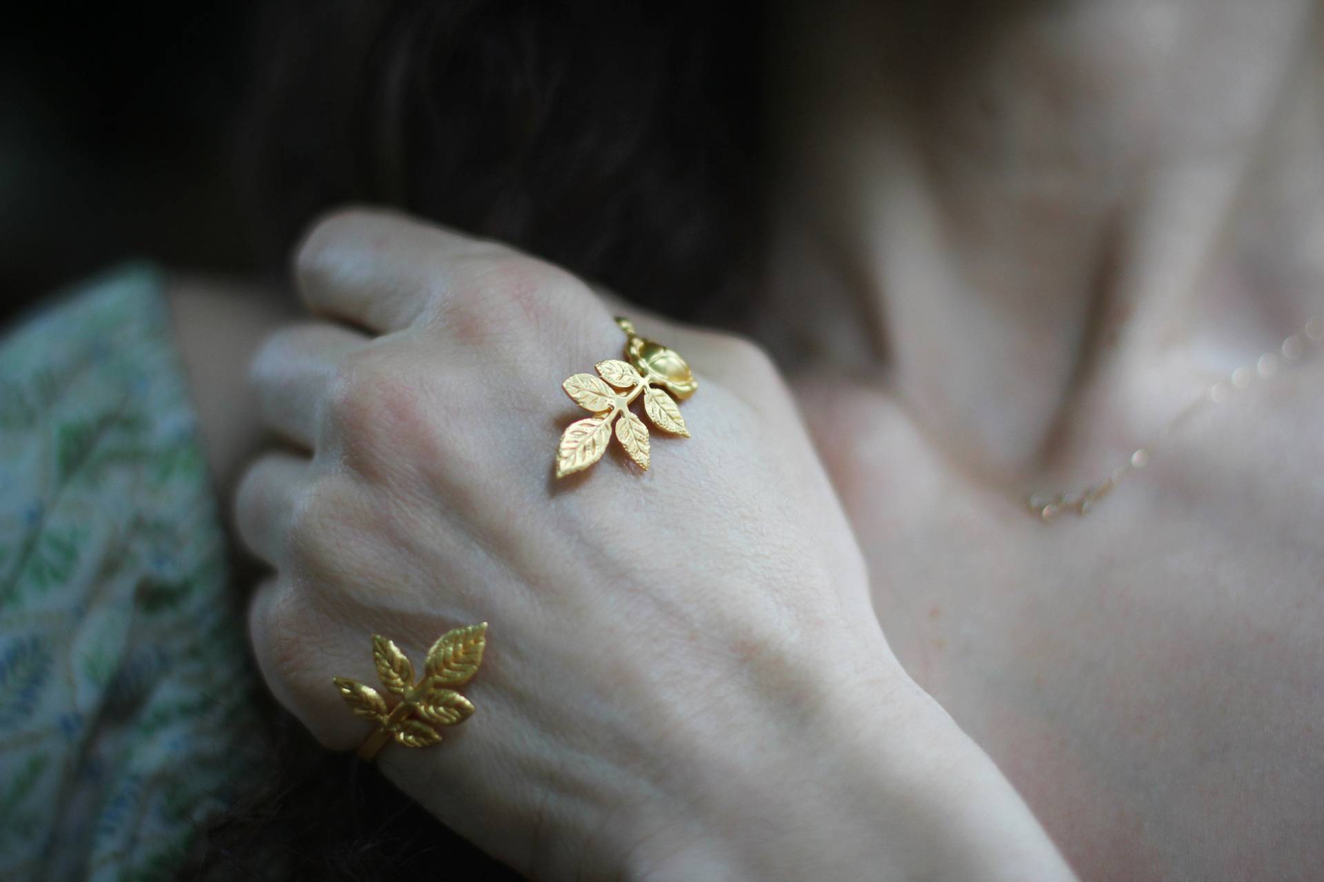 Rose Palm Armband Gold Blätter Cuff Boho Chic Silber Blatt Band Einzigartige Blumen Brautschmuck Elfen Fee Hand Made Fairy Schmuck von avigailadam