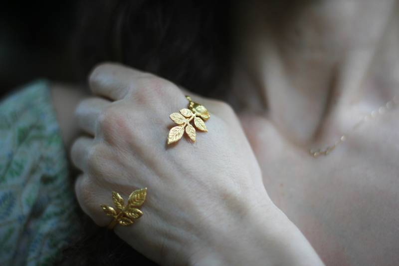 Rose Palm Armband Gold Blätter Manschette Boho Chic Silber Blatt Band Einzigartige Blumen Brautschmuck Elfen Fee Handgemachter Feen Schmuck von avigailadam