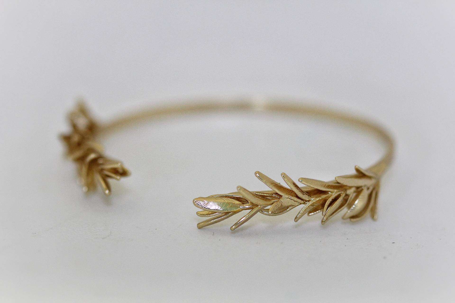 Rosemary Leaves Armband Gold Kräuter Schmuck Braut Manschette Hochzeit Accessoires Einstellbar Zarte Zierliche Blatt Einzigartiger Garten Armreif von avigailadam