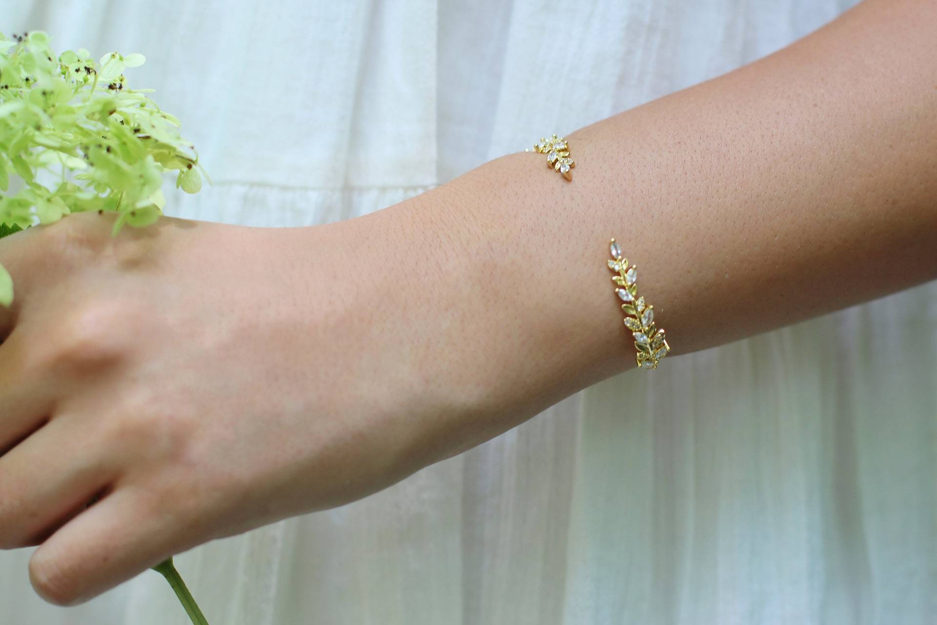 Verzauberte Kristalle & Blätter Armband Gold Brautschmuck Zweige Braut Accessoires, Hochzeitsarmband, Einzigartiger Hochzeitsschmuck von avigailadam