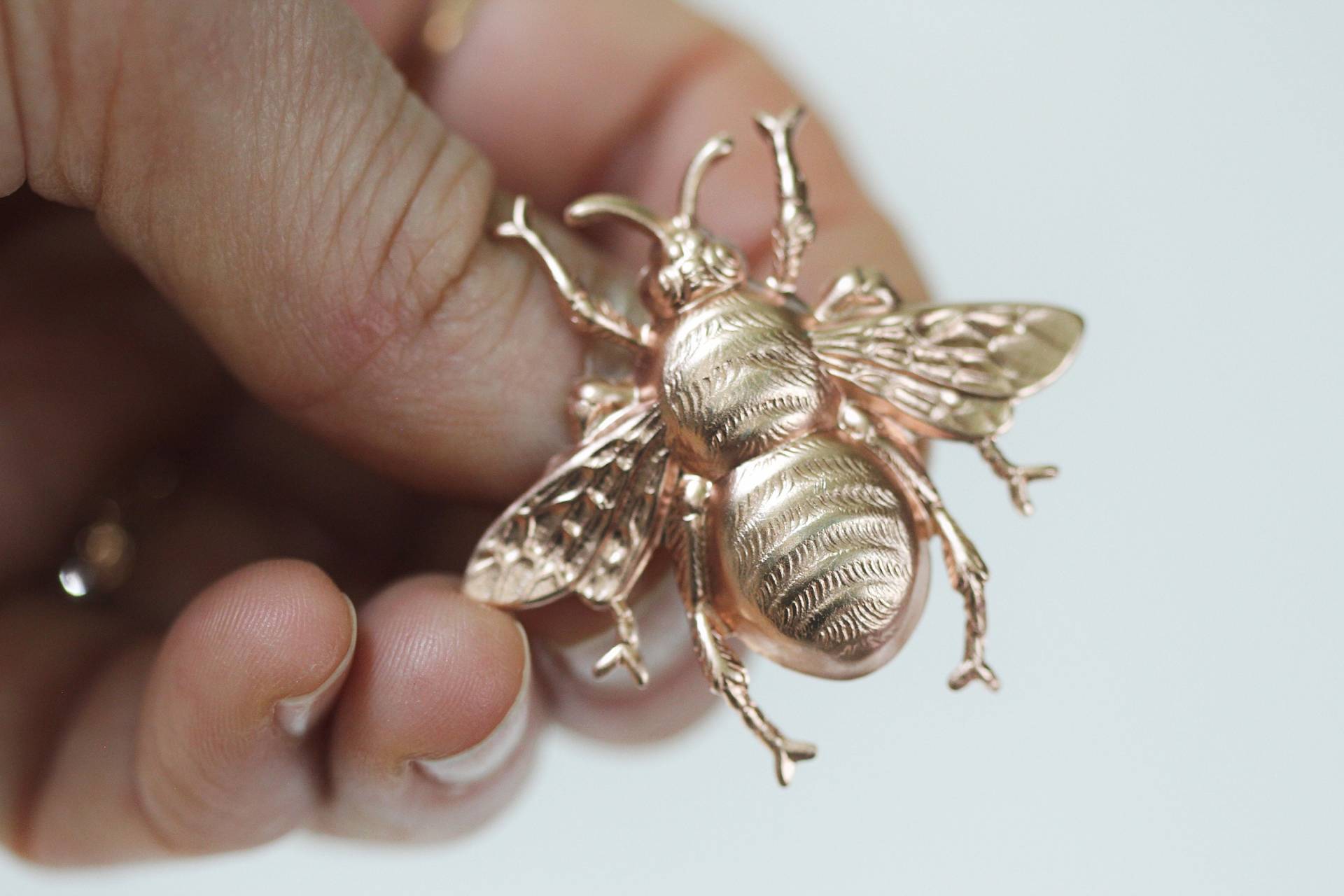 Vorbestellung Biene Haarspange Honey Bee Har Pin Natur Inspiriert Insekt Rose Gold Brautschmuck Hochzeit Accessoires Geschenk Für Mama Bug von avigailadam