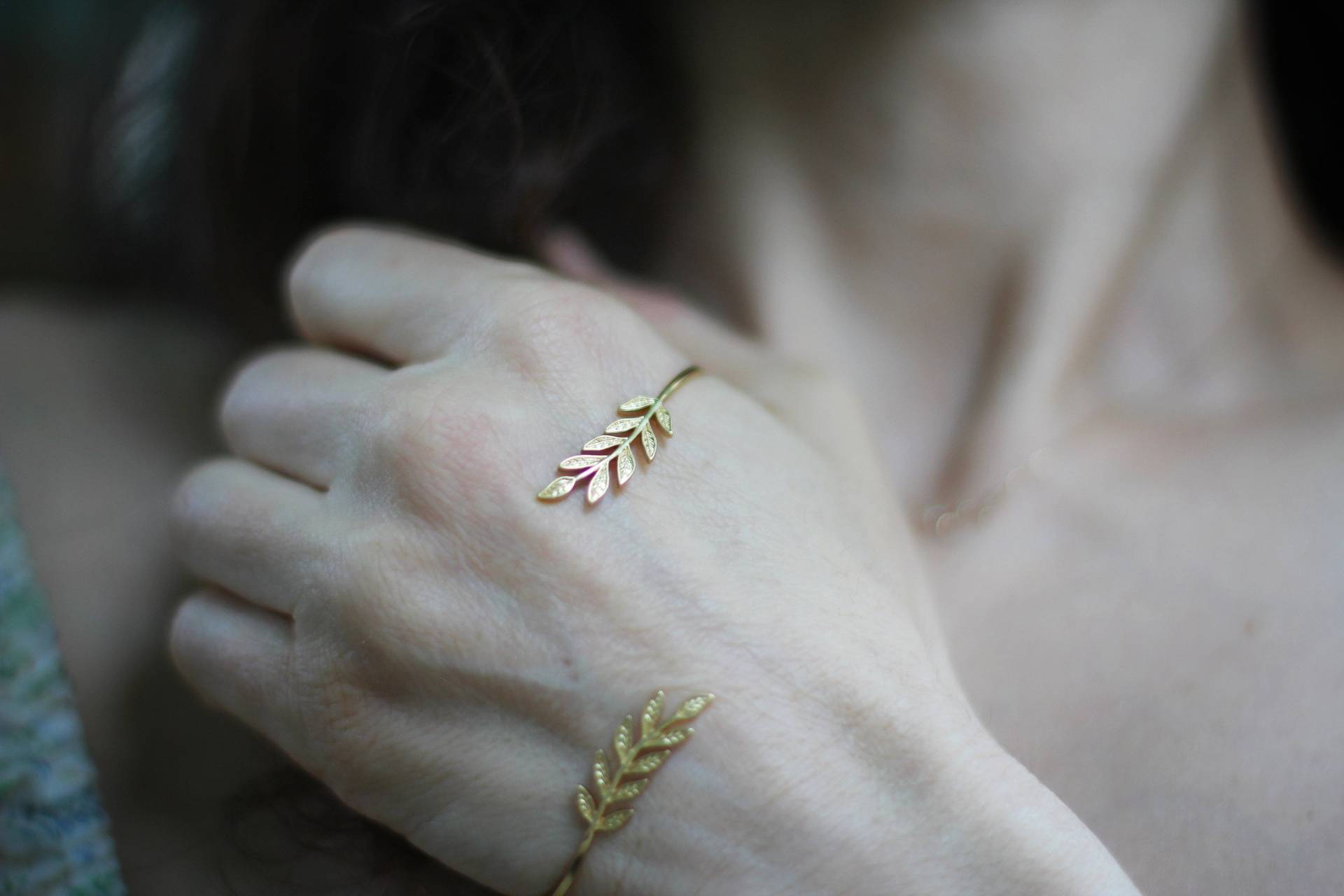 Zweig Palm Armband, Gold Blätter Cuff, Boho Chic, Golden Leaf Band, Einzigartiger Brautschmuck, Hippy Handgemacht, Feen Schmuck von avigailadam