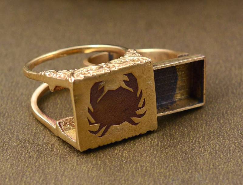Gift Ring, Sternzeichen Fach Box Gold Geheime Designer Messing Pillendose Siegelring von avniminimalist