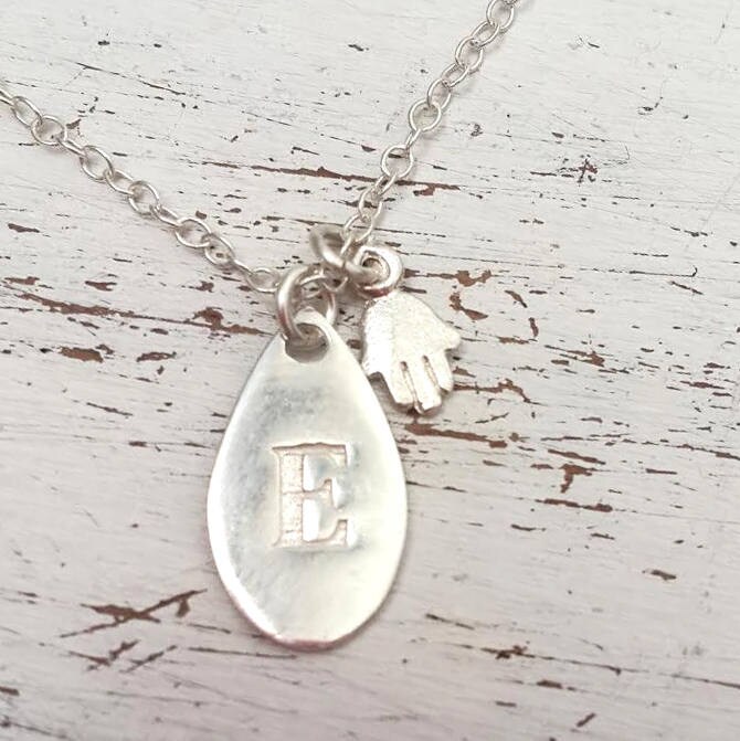 Erste Maßgeschneiderte Hamsa Anhänger in Sterling Silber/Gold Gefüllt, Personalisierte Schmuck, Brautjungfer Halskette Erste Maßgeschneiderte Hamsa Anhänger in Sterling Silber/Gold Gefüllt, Personalisierte Schmuck, Brautjungfer Halskette von avnisme