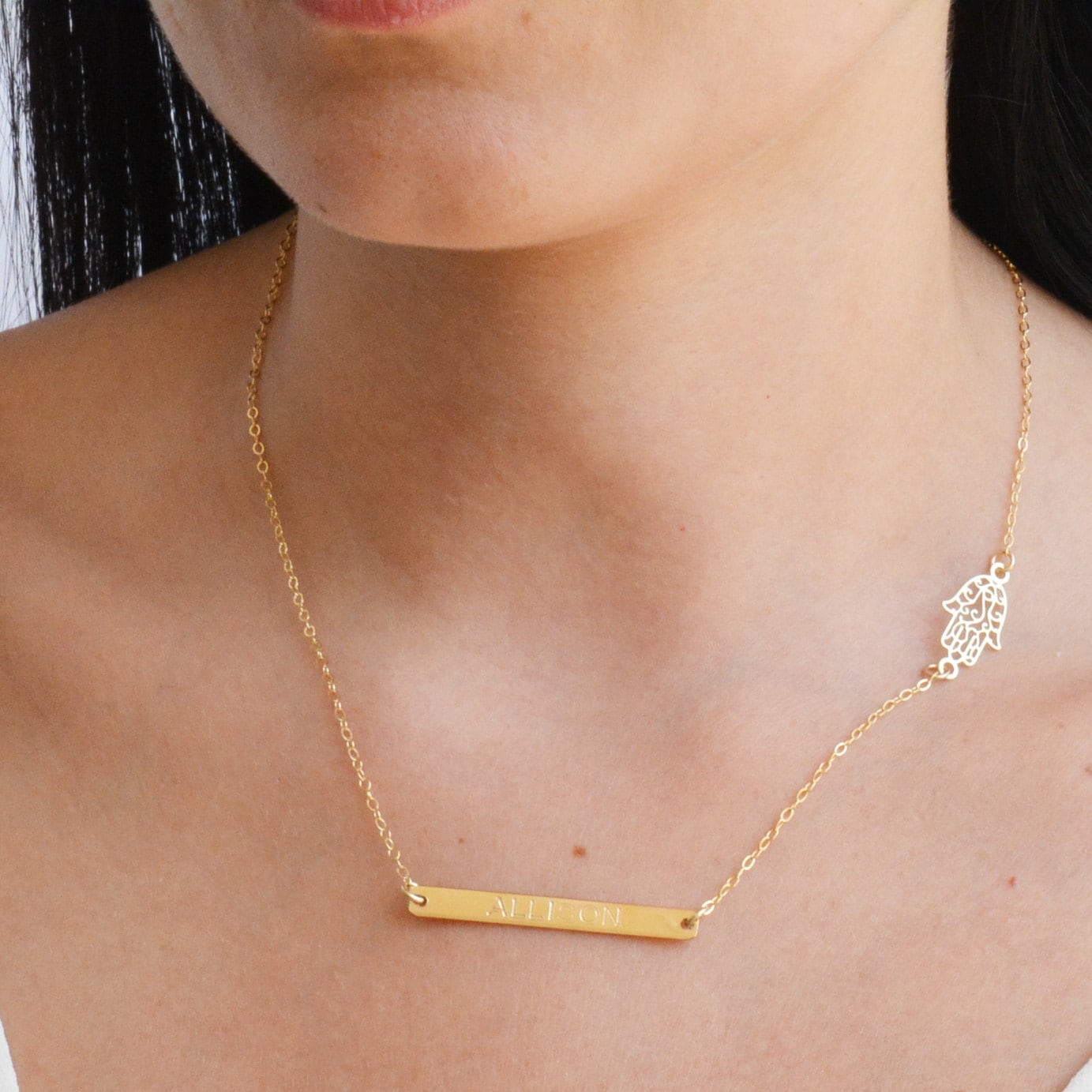 Gold Gefüllt Bar & Hamsa Anhänger Halskette Gold Gefüllt Bar & Hamsa Anhänger Halskette von avnisme