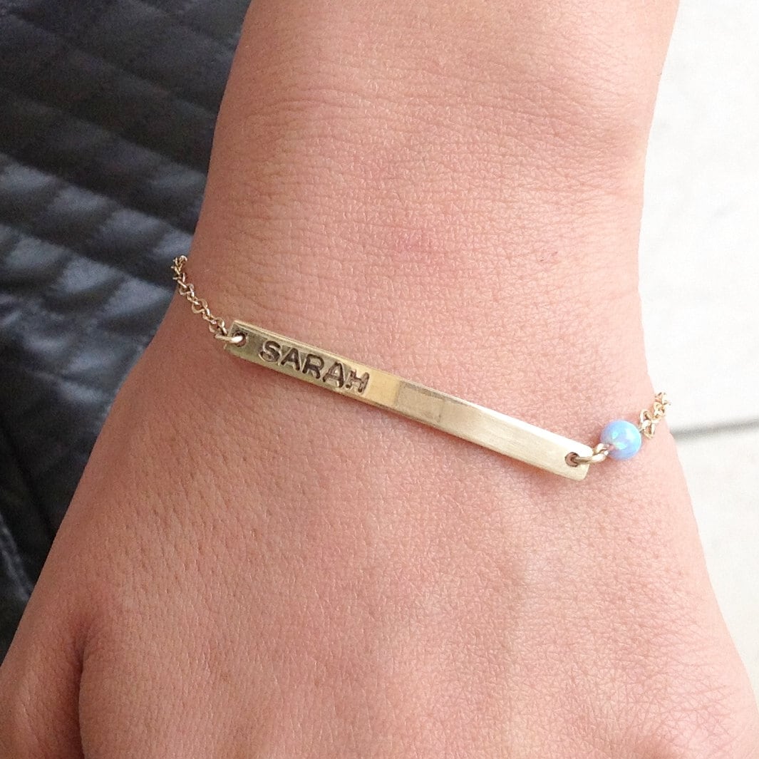 Personalisierte Armband, Armband Mit Gold Gefüllt, Opal Gravierte Gold-Armband, Geschenk Für Frauen, Weihnachtsgeschenk, Freundschaft - B006 Personalisierte Armband, Armband Mit Gold Gefüllt, Opal Gravierte Gold-Armband, Geschenk Für Frauen, Weihnachtsgeschenk, Freundschaft - B006 von avnisme