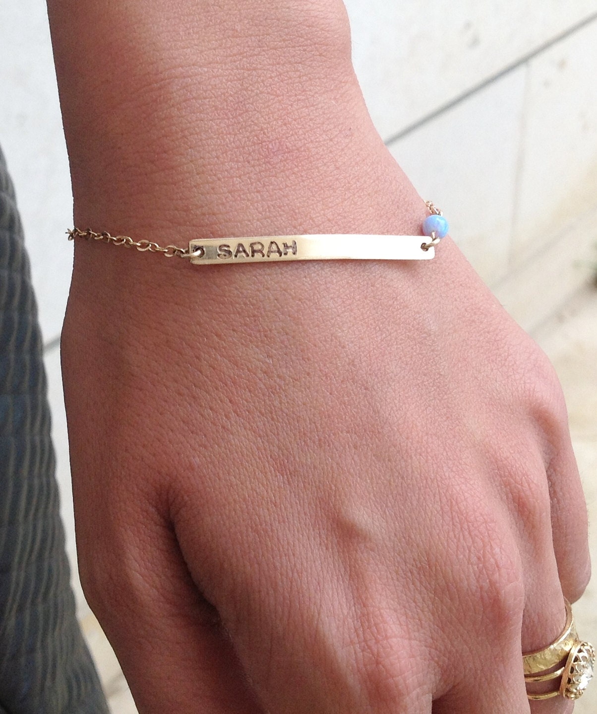 Personalisierte Bar Armband, Gold Bar Armband Und Opal Perle, Benutzerdefinierte Goldenes Gefülltes B006 Personalisierte Bar Armband, Gold Bar Armband Und Opal Perle, Benutzerdefinierte Goldenes Gefülltes B006 von avnisme