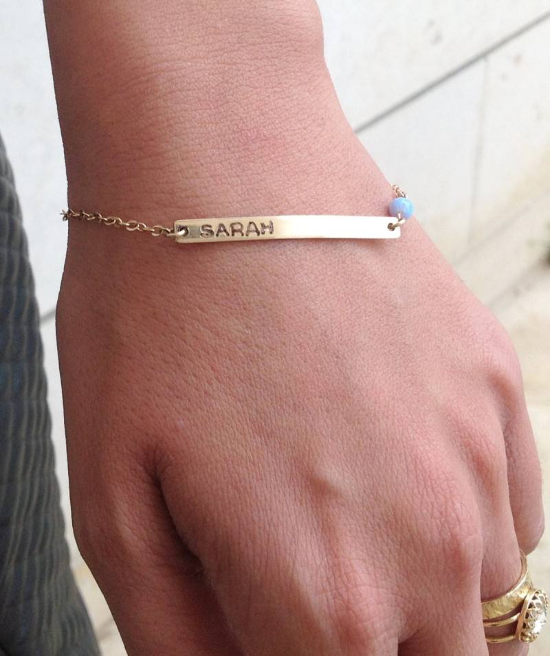 Personalisierte Bar Armband, Gold Bar Armband Und Opal Perle, Benutzerdefinierte Goldenes Gefülltes B006 Personalisierte Bar Armband, Gold Bar Armband Und Opal Perle, Benutzerdefinierte Goldenes Gefülltes B006 von avnisme