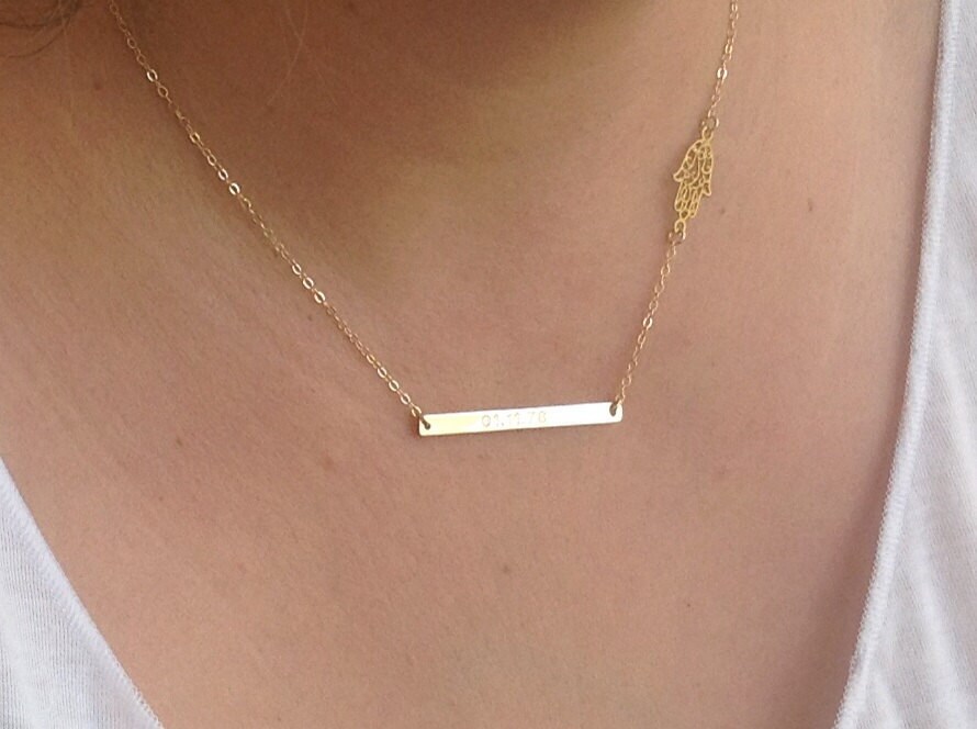 Zierliche Gold Halskette, Bar Halskette Hamsa Charme Zu Personalisieren Zierliche Gold Halskette, Bar Halskette Hamsa Charme Zu Personalisieren von avnisme