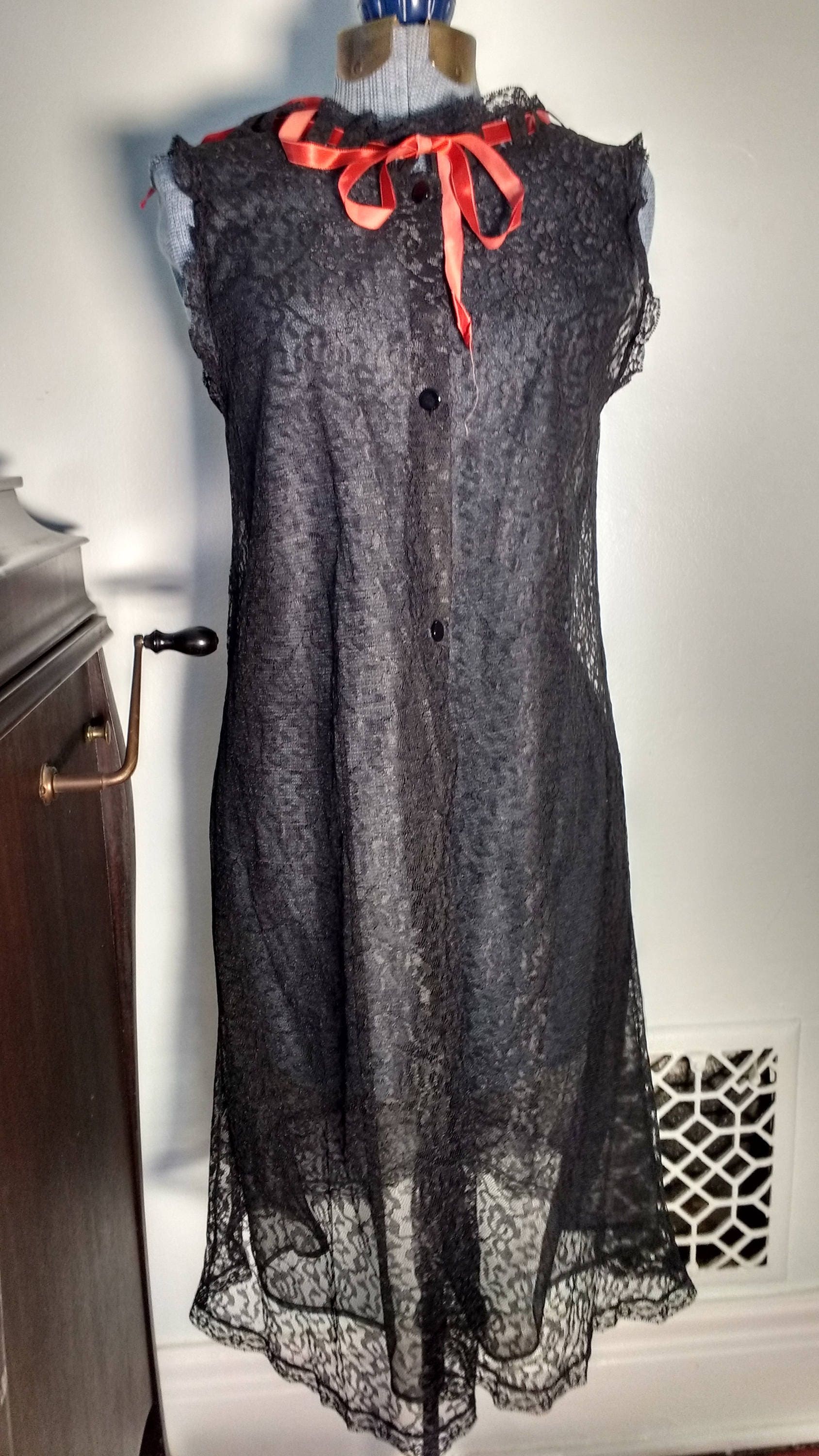 Schwarzes Spitzen-Coverup Mit Rotem Band Schwarzes Spitzen-Coverup Mit Rotem Band von avogadroshill