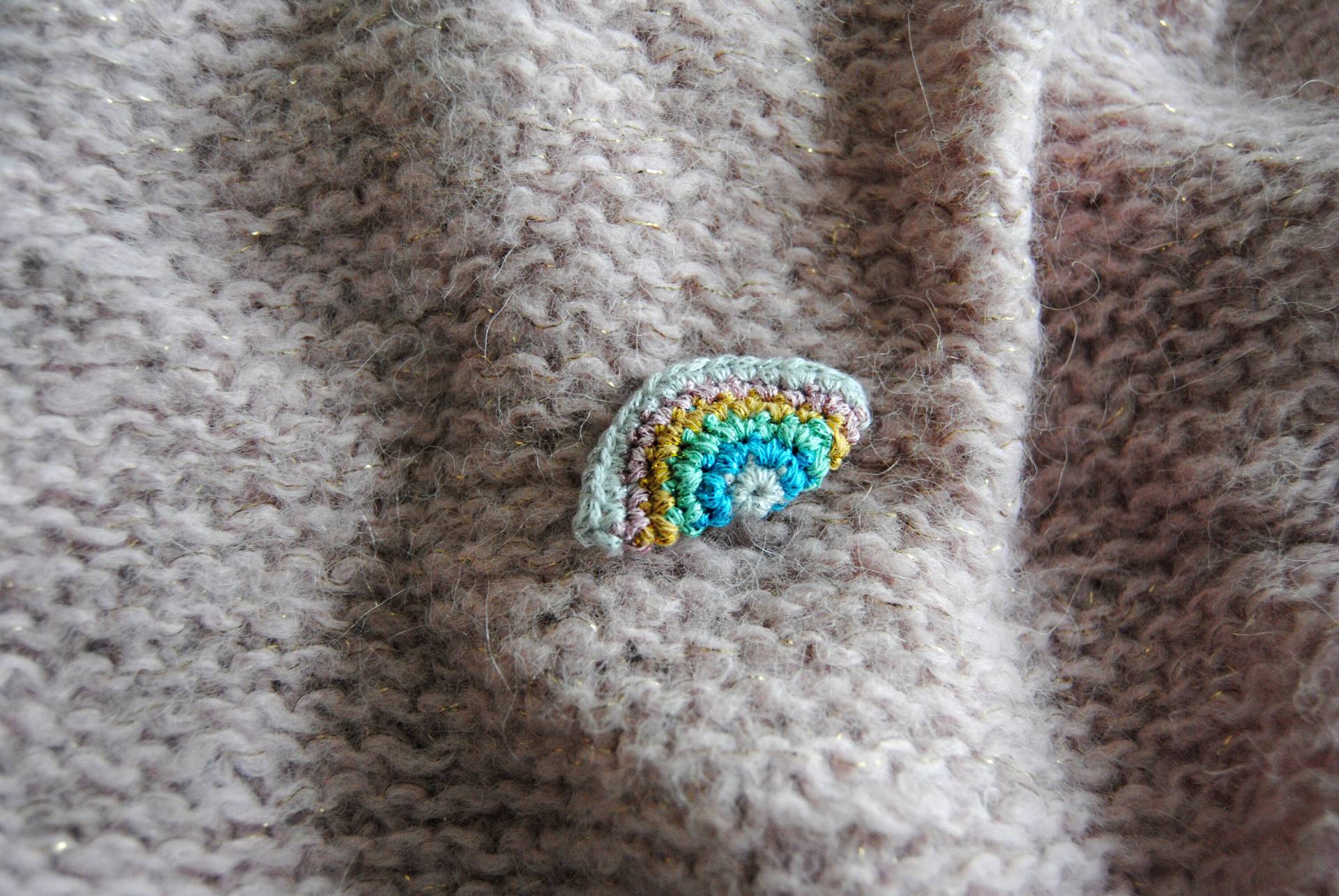 Regenbogen Brosche, Häkelnadel, Amigurumi Regenbogen, Gehäkelt Spielzeug Weihnachtsgeschenk, Kawaii Geschenk, Süße Brosche von avoiretc