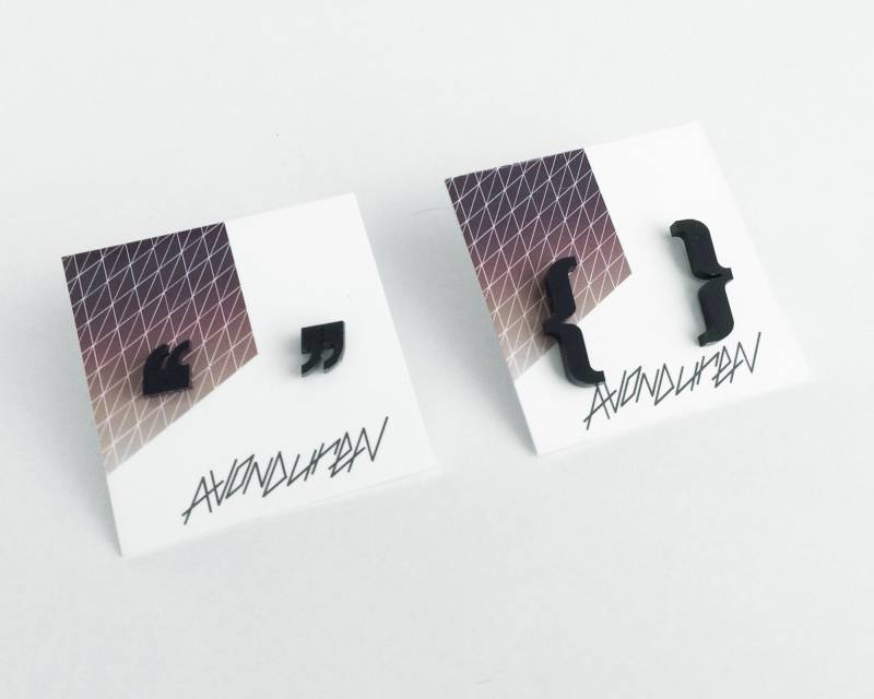 Satzzeichen-Ohrringe | Geschweifte Klammer Und Anführungszeichen von avonduren