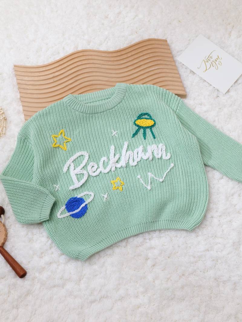Personalisierter Weltraum Galaxie Name Handbestickter Strick Baby Pullover, Junge Dusche Geschenk, Ankündigung, Geschenk Für/Neffe von awwpstyle