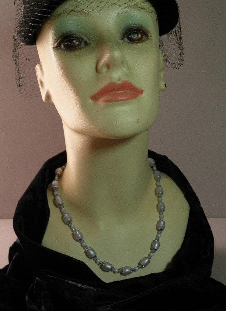 Hellblaue Lucite Halskette Mit Anhänger von aylacreations