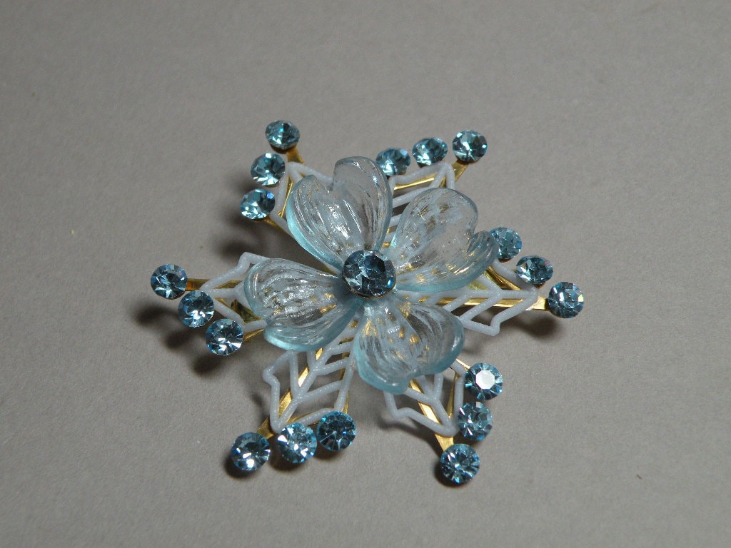 Himmelblaue Blume Brosche von aylacreations