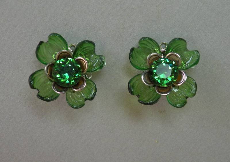 Olivgrüne Blumen-Ohrringe von aylacreations