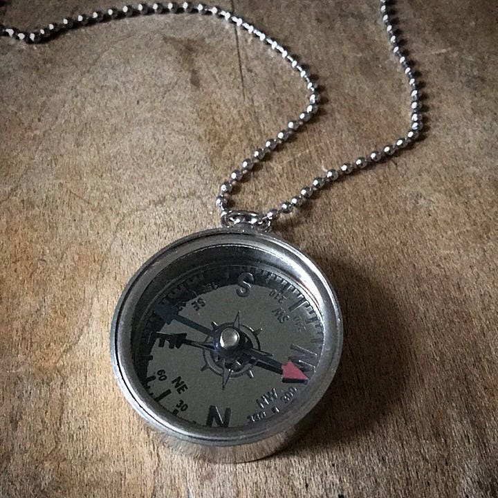 Kompass-Halskette, Versilbertes Messing Mit Silbernem Gesicht, Nautik-, Vintage-stil-Anhänger Und Kette Kompass-Halskette, Versilbertes Messing Mit Silbernem Gesicht, Nautik-, Vintage-stil-Anhänger Und Kette von ayshasemporium