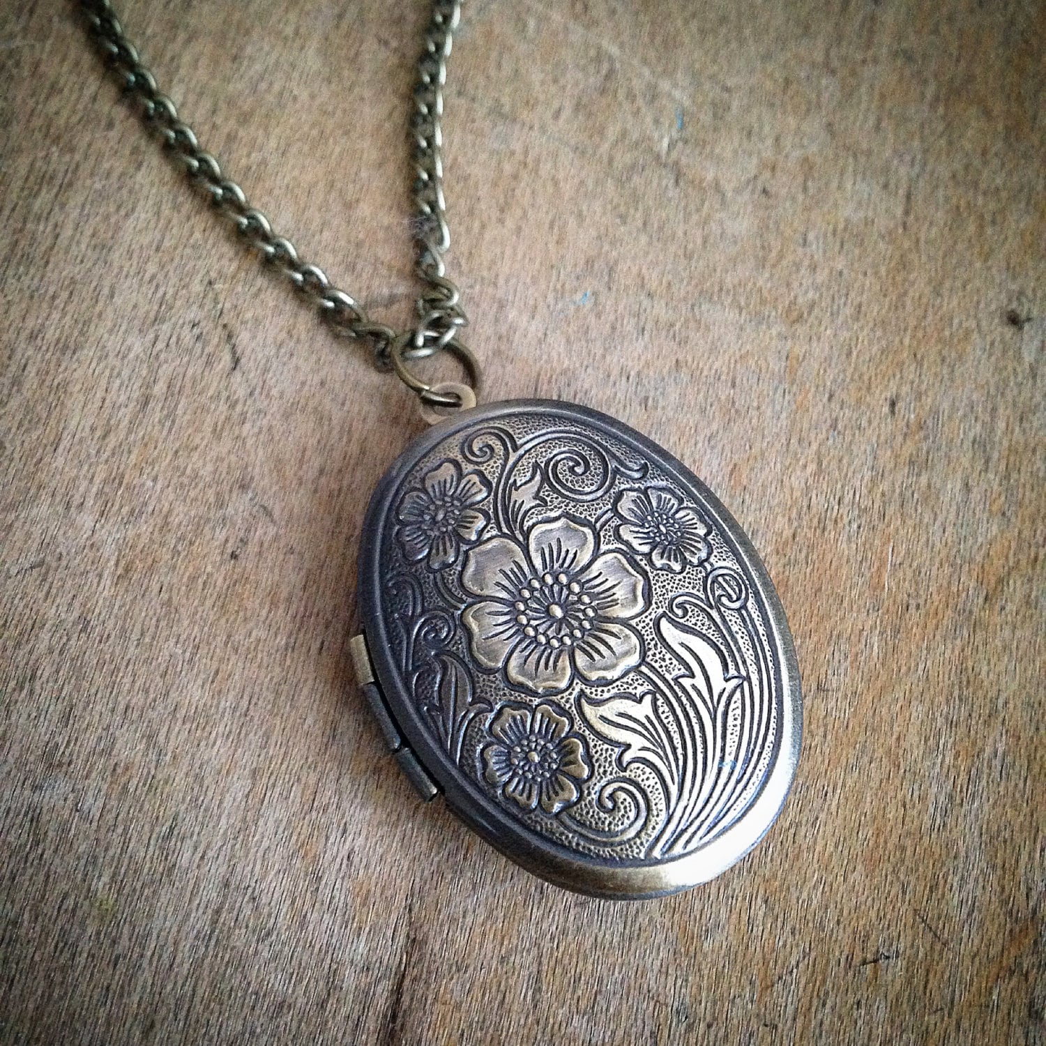 Polierte Antike Bronze Bild Locket Halskette - Vintage Style Gravierte Blumen W/Kette Polierte Antike Bronze Bild Locket Halskette - Vintage Style Gravierte Blumen W/Kette von ayshasemporium