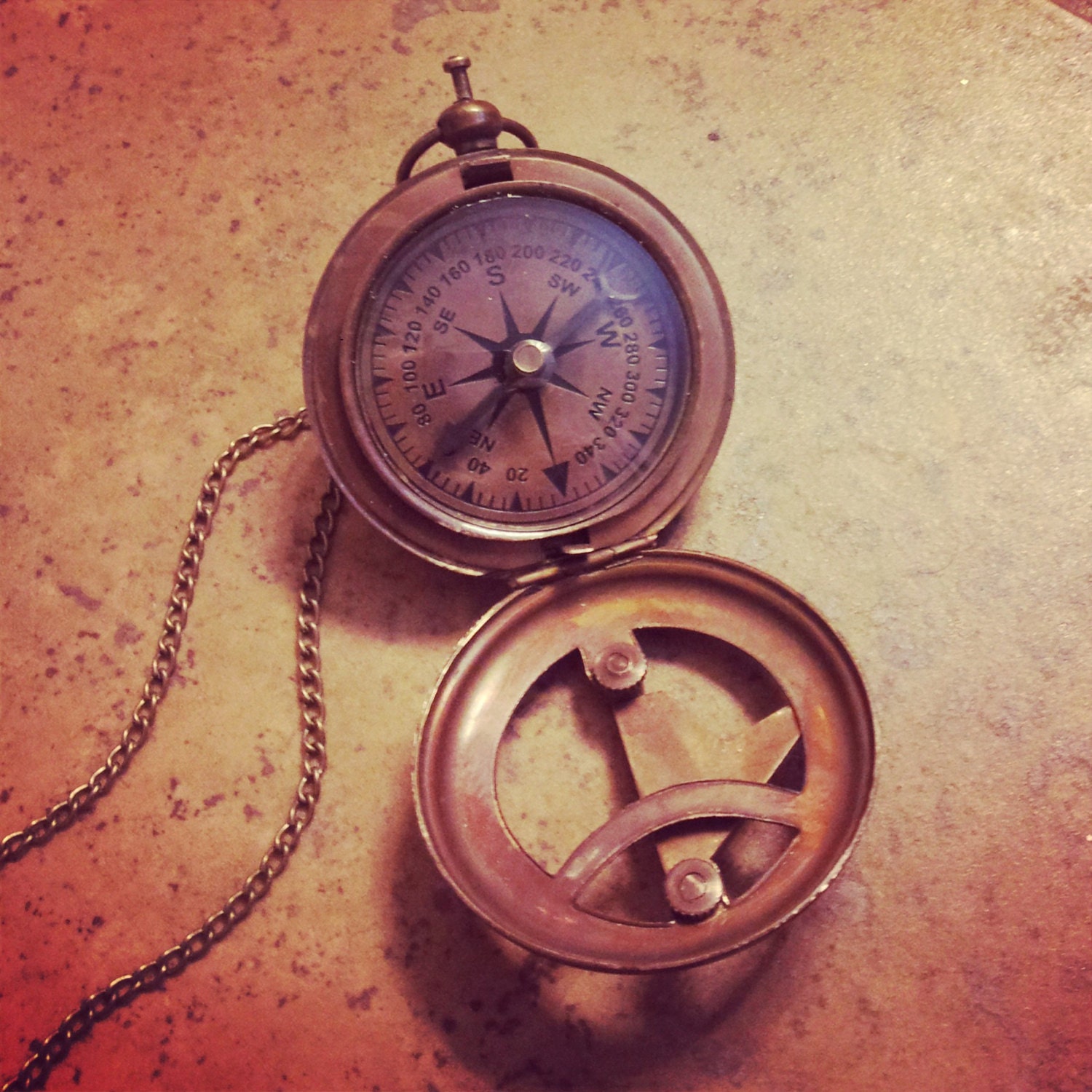 Vintage Style Sundial Kompass Halskette Nautical Antique Messing, Glas, Charm Und Kette Vintage Style Sundial Kompass Halskette Nautical Antique Messing, Glas, Charm Und Kette von ayshasemporium