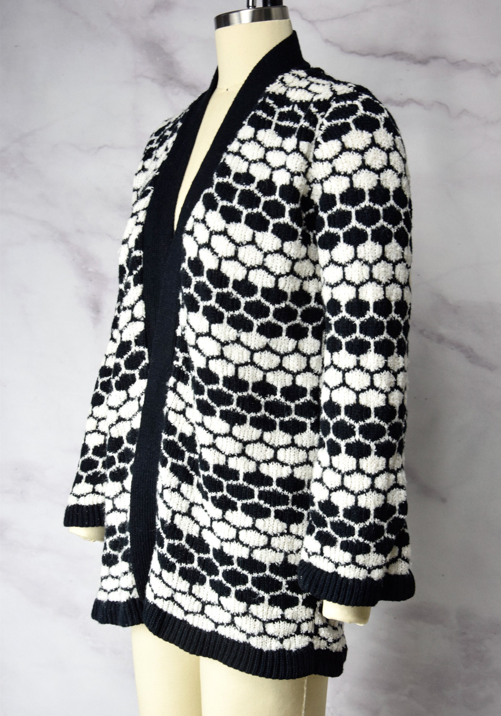 1970Er Jahre Wabenmuster-strickjacke Größe S - Medium Gestreifter Cardigan in Schwarz Und Weiss von azaliashop