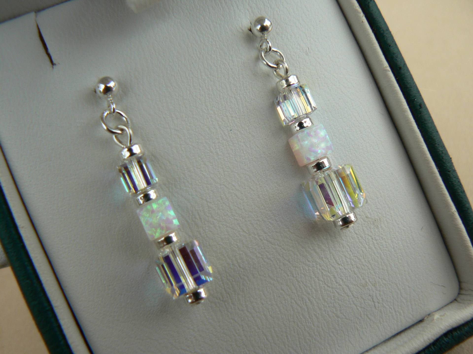 sterling Silber Ohrringe Mit Weißem Opal Und Aurora Borealis Kristallwürfeln von azteccity