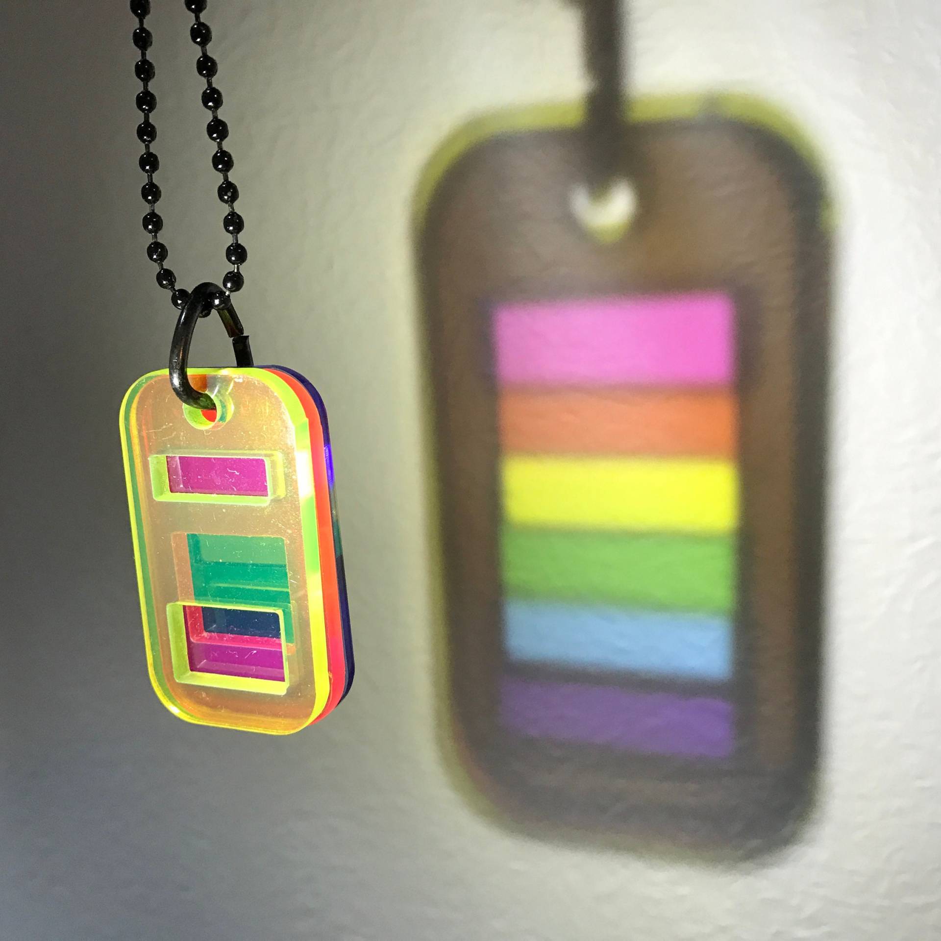 Gay Pride Regenbogen Acryl Hundemarke Lgbtq - Primärfarbe Gay Pride Regenbogen Acryl Hundemarke Lgbtq - Primärfarbe von azureandrainbowLGBTQ