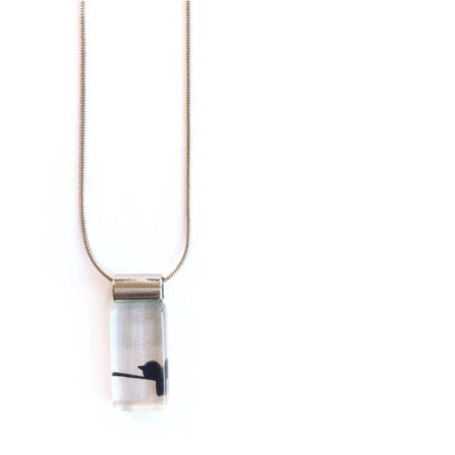 Bird Halskette, Silber Und Schwarz, Edelstahlkette, Handbemaltem Glas Von Azurine von azurine
