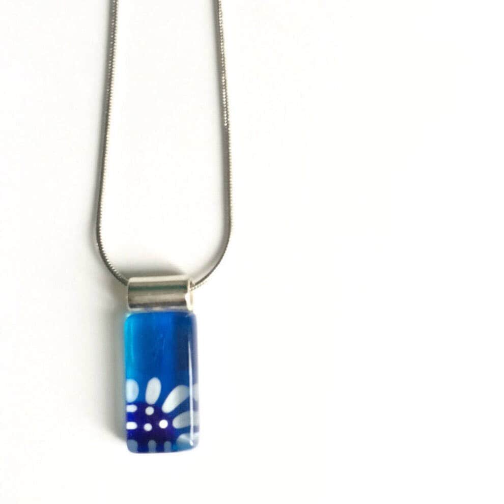 Blau Und Azure Daisy Blume Anhänger An Kette Aus Edelstahl - Hand Lackiertem Glas Von Azurine von azurine