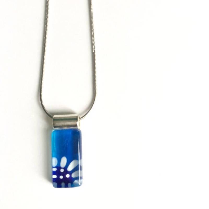 Blau Und Azure Daisy Blume Anhänger An Kette Aus Edelstahl - Hand Lackiertem Glas Von Azurine Blau Und Azure Daisy Blume Anhänger An Kette Aus Edelstahl - Hand Lackiertem Glas Von Azurine von azurine
