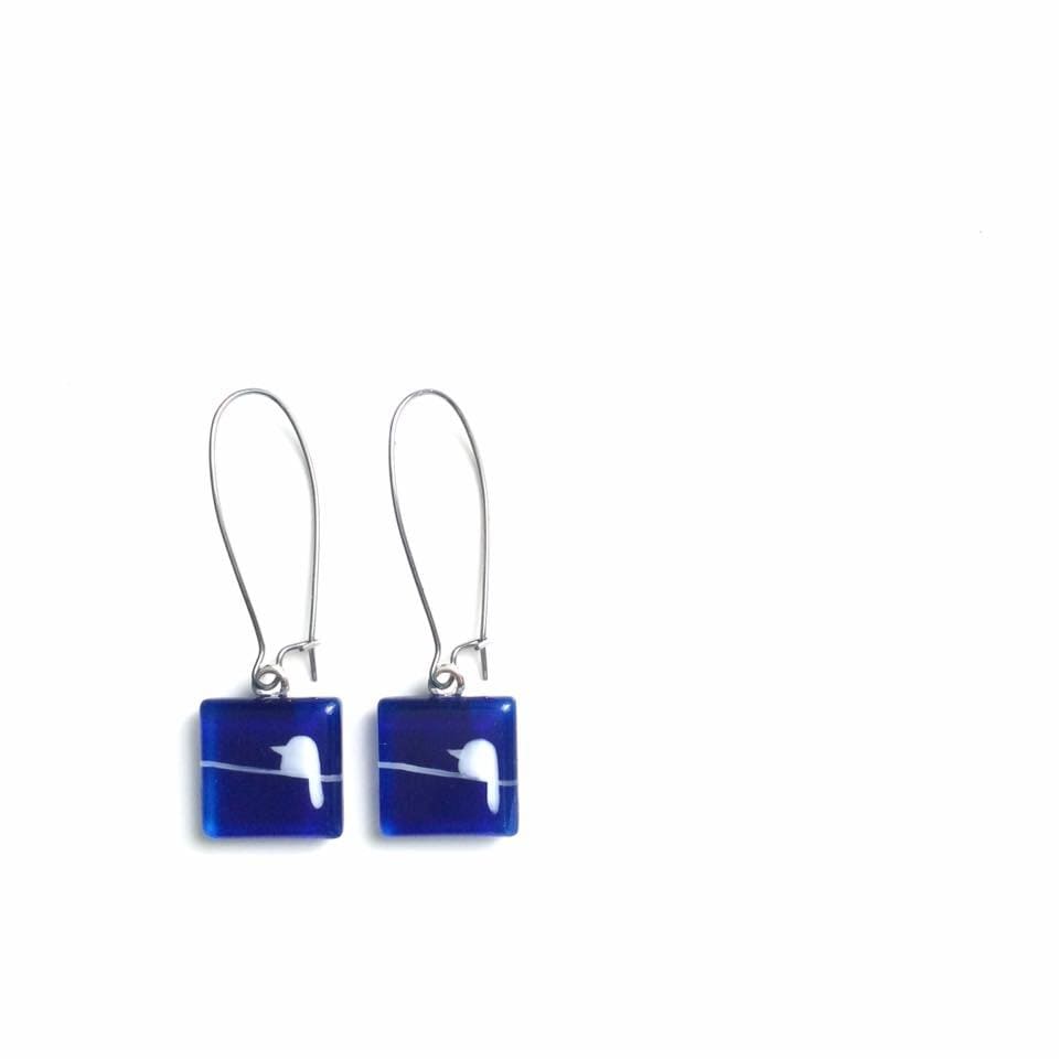 Boucles D'oreilles Blau | Oiseaux Sur Fil Bleu Et Blanc Verre Peint À La Main Par Azurin von azurine