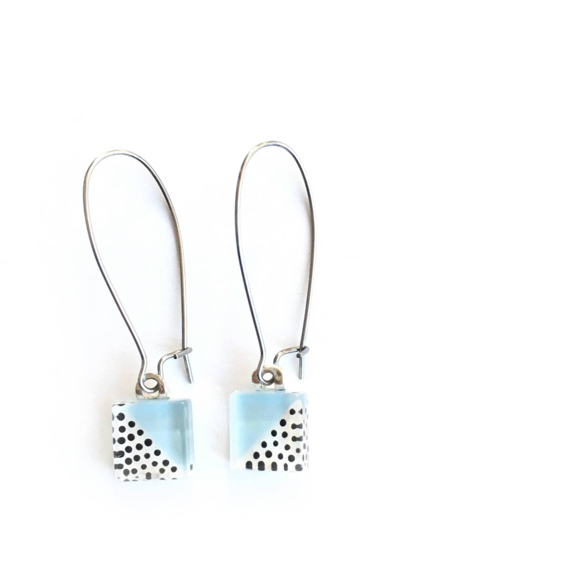 Boucles D'oreilles Blau Pastell | Pois Noir Et Blanc Retro Minimalistisch Verre Peint À La Main Par Azurin von azurine