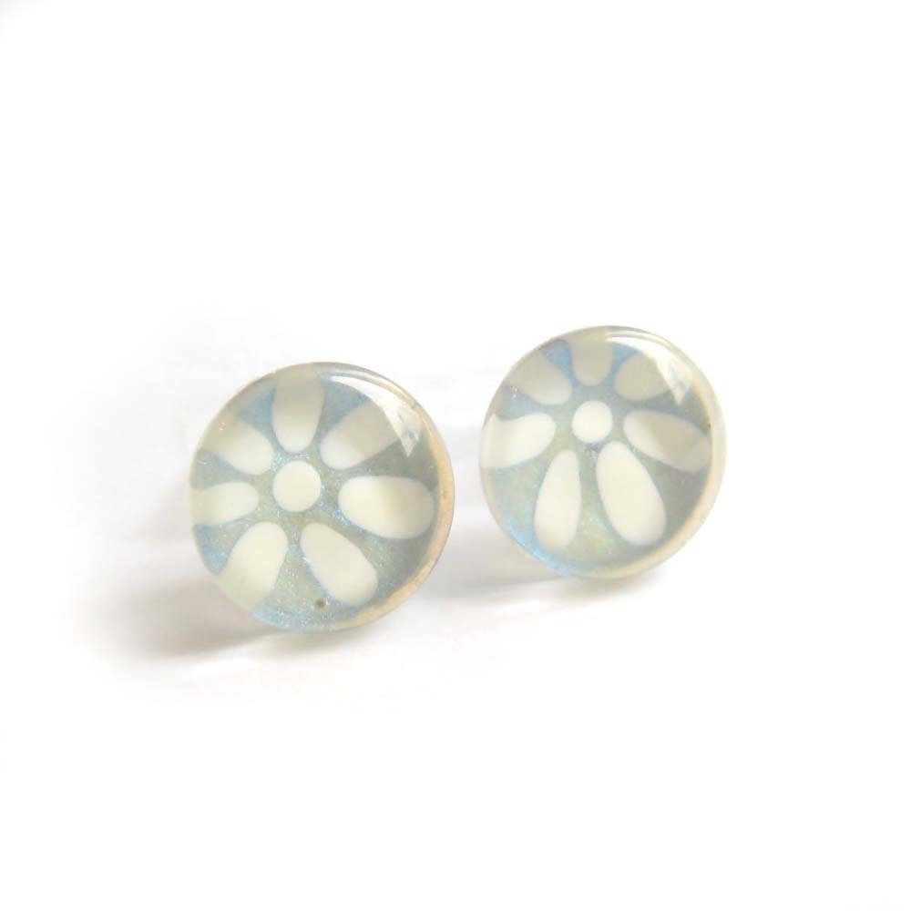 Boucles D'oreilles Fleur Blanc Nacré Poste Boucles Peinte À La Main En Verre Par Azurine von azurine