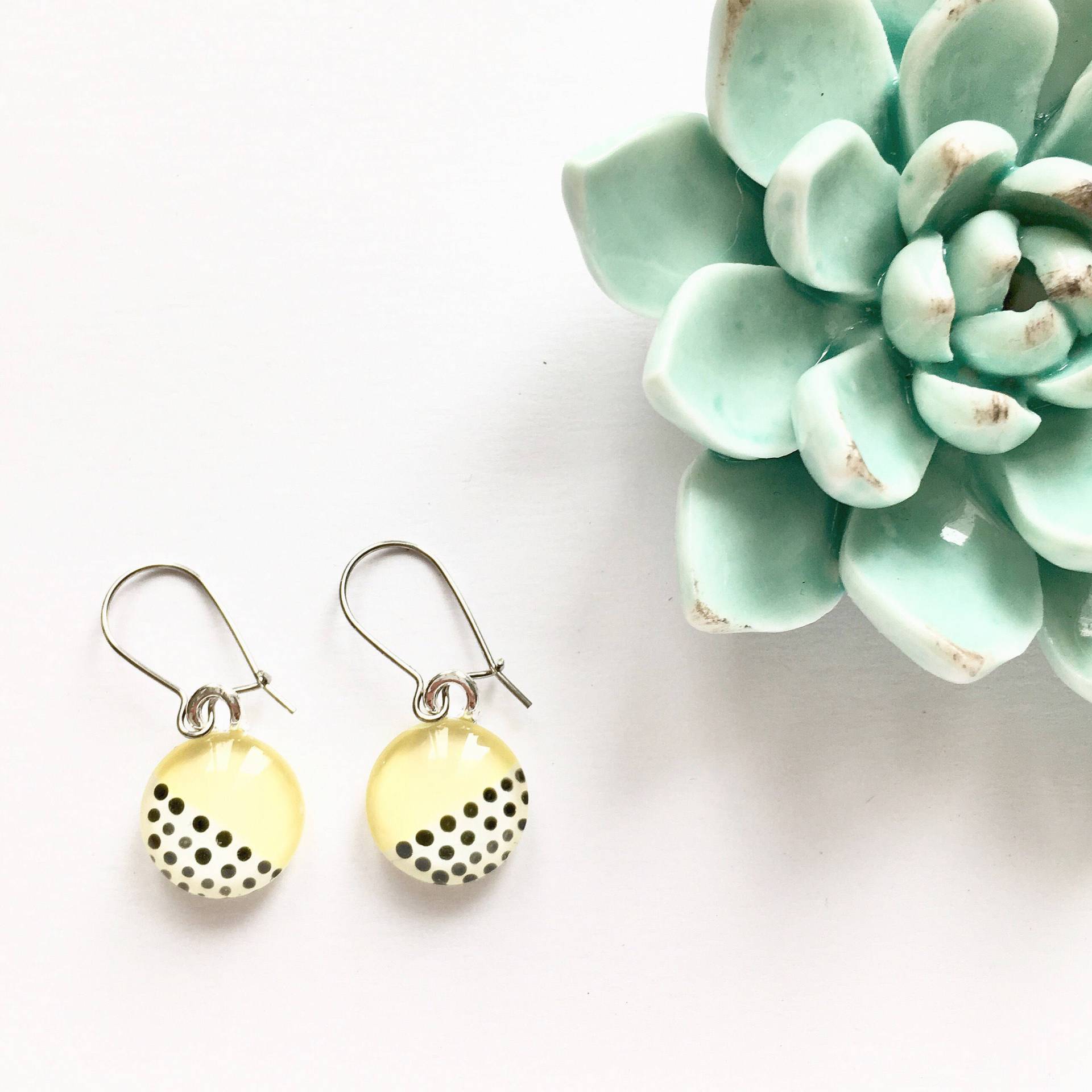 Boucles D'oreilles Jaune | Pois Noir Et Blanc Retro Minimalistisch Verre Peint À La Main Par Azurin von azurine