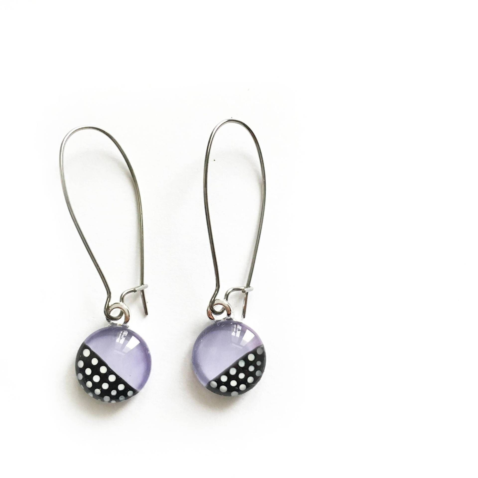 Boucles D'oreilles Lila | Pois Noir Et Blanc Retro Minimalistisch Verre Peint À La Main Par Azurin von azurine