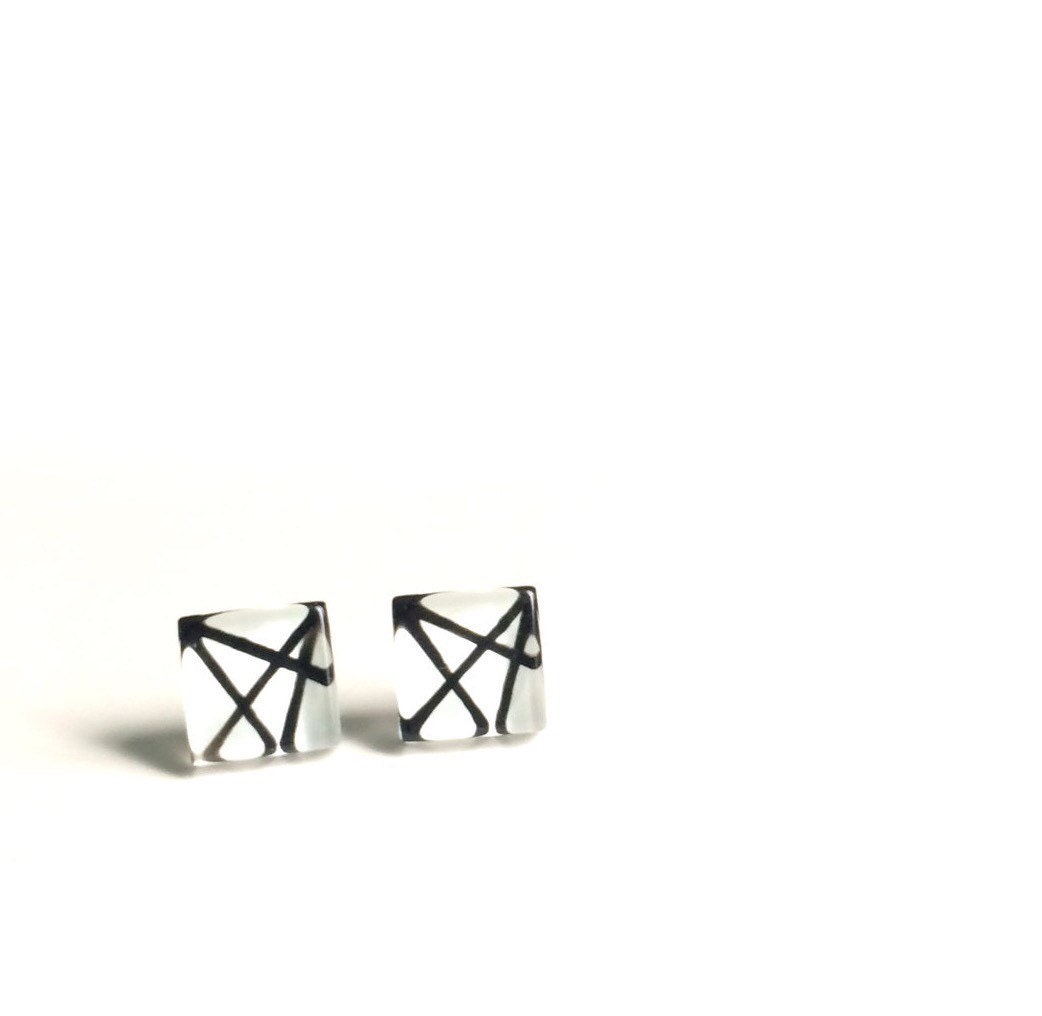 Boucles D'oreilles Minimalistisch | Blanc Et Noir Acier Chirurgisch Verre Peint À La Main Par Azurin von azurine