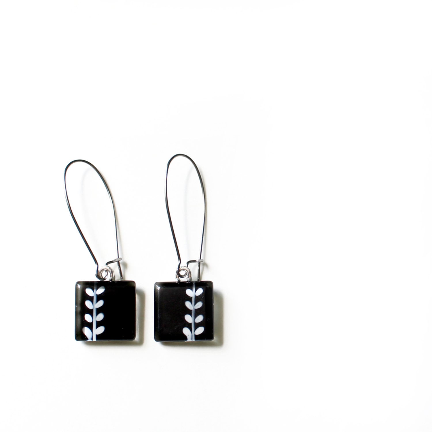 Boucles D'oreilles | Motive Feuillage Blanc Et Noir Verre Peint À La Main Par Azurin von azurine