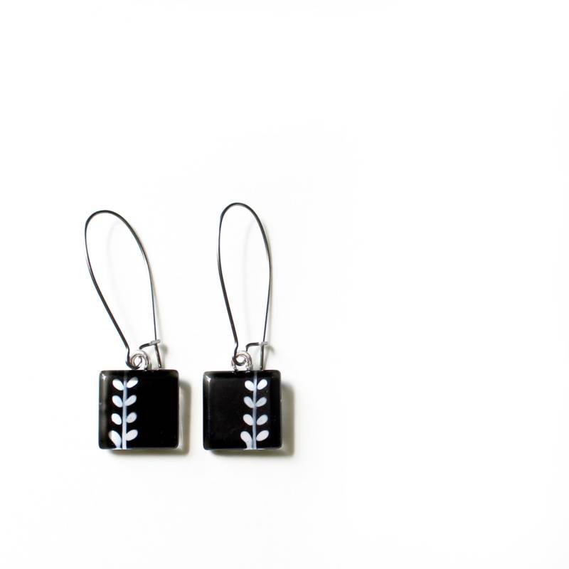 Boucles D'oreilles | Motive Feuillage Blanc Et Noir Verre Peint À La Main Par Azurin Boucles D'oreilles | Motive Feuillage Blanc Et Noir Verre Peint À La Main Par Azurin von azurine
