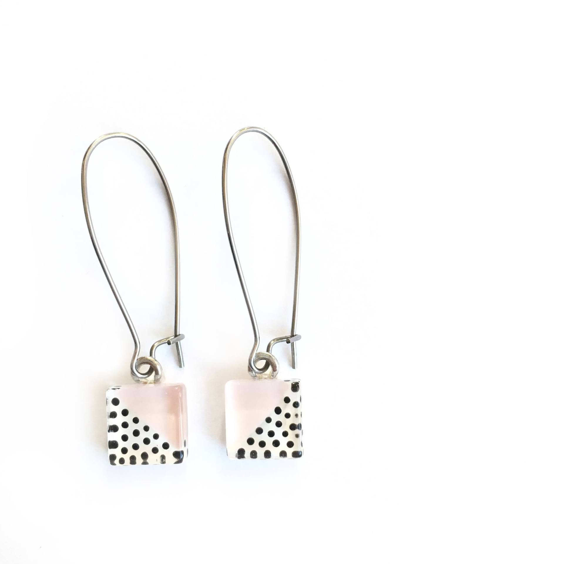 Boucles D'oreilles Rosa Pastell | Pois Noir Et Blanc Retro Minimalistisch Verre Peint À La Main Par Azurin von azurine