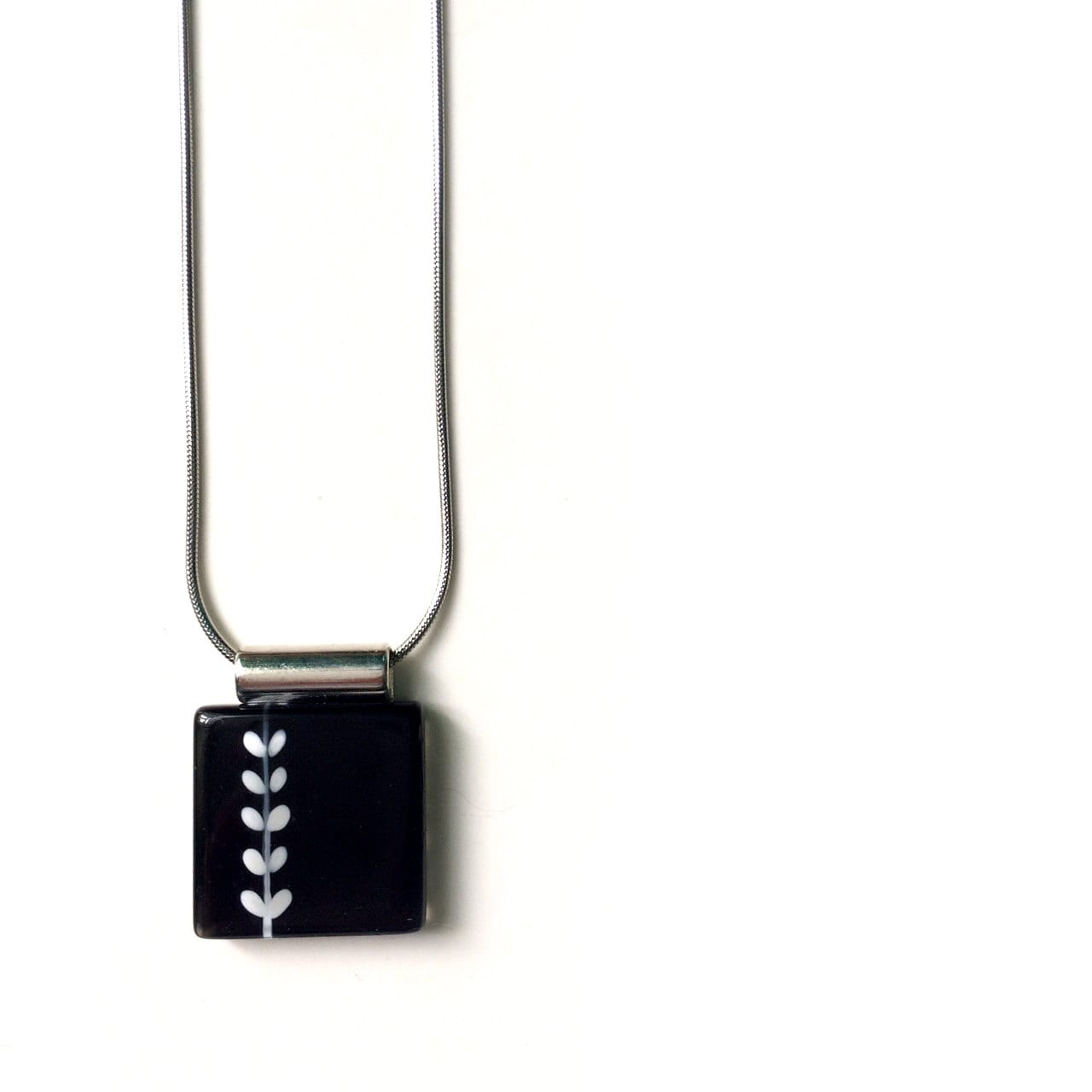 Collier Schwarz | Motiv Feuillage Auf Der Kette Inoxydable Verre Peint À La Main Par Azurin von azurine