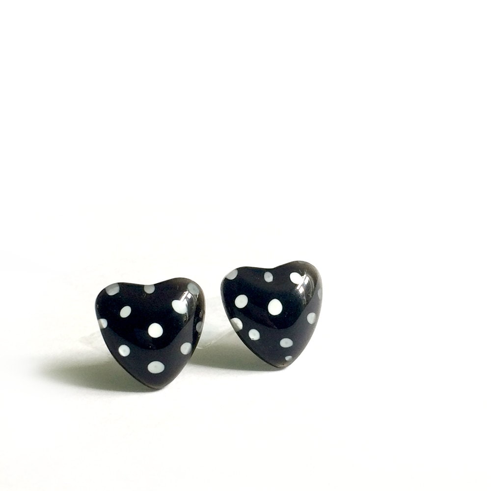 Herz Ohrringe, Schwarze Polka Dots, Postohrringe, Chirurgenstahl, Handbemaltes Glas, Azurine von azurine