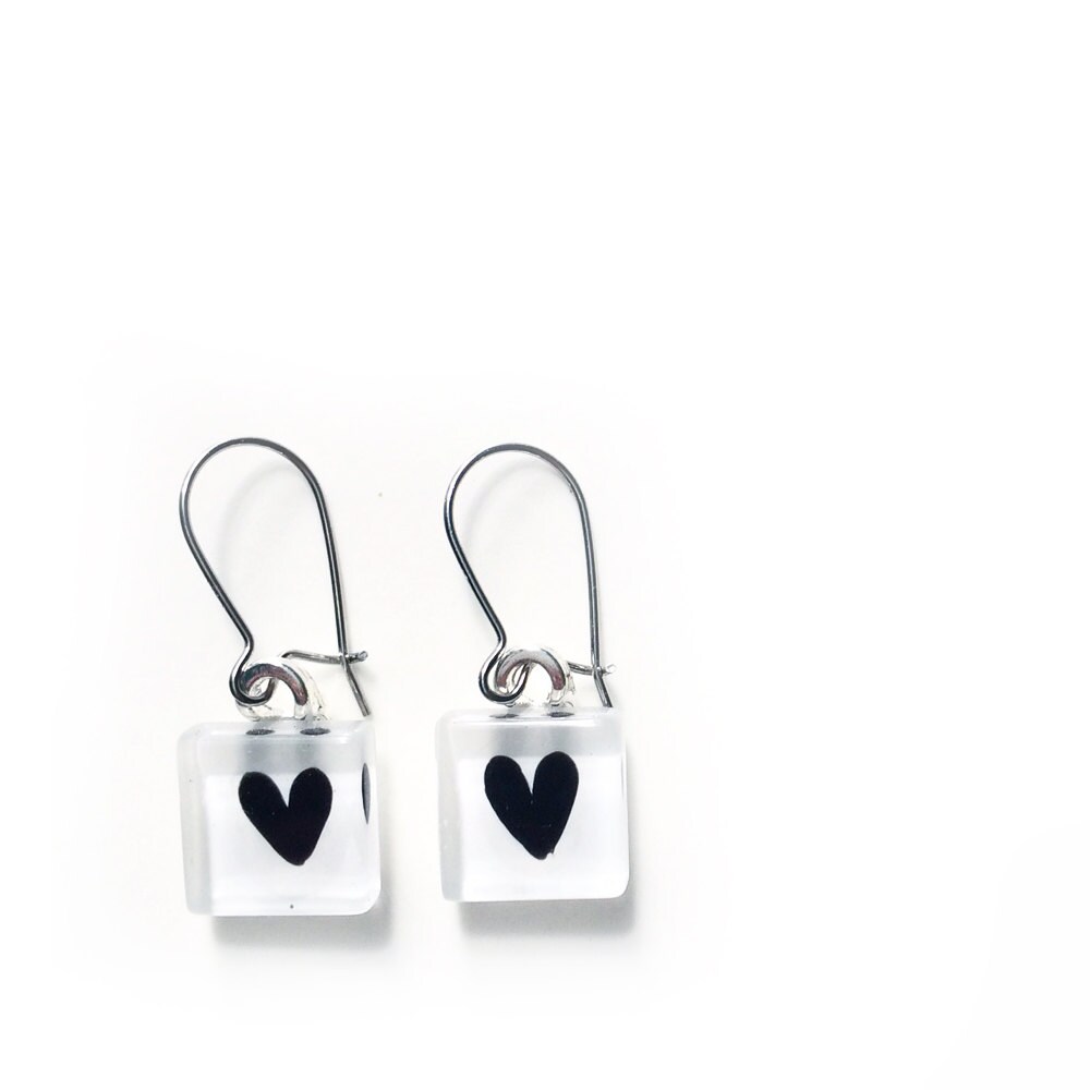 Herz Ohrringe | Schwarz/Weiß Minimalistisch Und Modern Baumeln Handbemaltem Glas Von Azurine von azurine