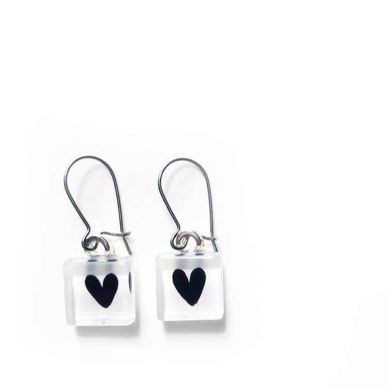 Herz Ohrringe | Schwarz/Weiß Minimalistisch Und Modern Baumeln Handbemaltem Glas Von Azurine Herz Ohrringe | Schwarz/Weiß Minimalistisch Und Modern Baumeln Handbemaltem Glas Von Azurine von azurine
