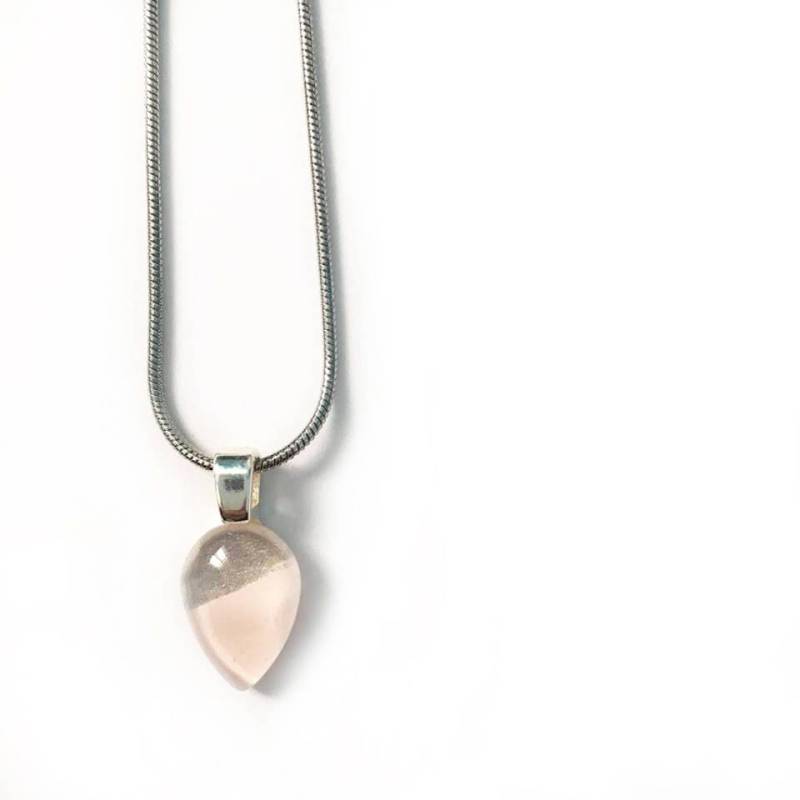 Kleine Rosa Halskette | Minimalistisch Und Modern Handbemalte Glas Von Azurine Kleine Rosa Halskette | Minimalistisch Und Modern Handbemalte Glas Von Azurine von azurine