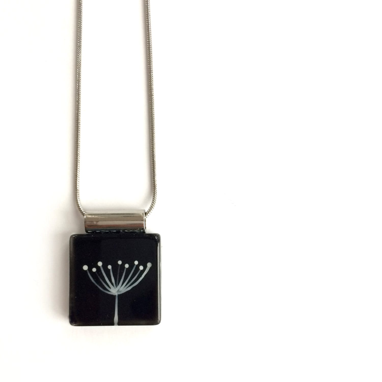Löwenzahn-Halskette, Schwarz/Weiß Halskette, Edelstahlkette, Handbemaltem Glas Von Azurine von azurine