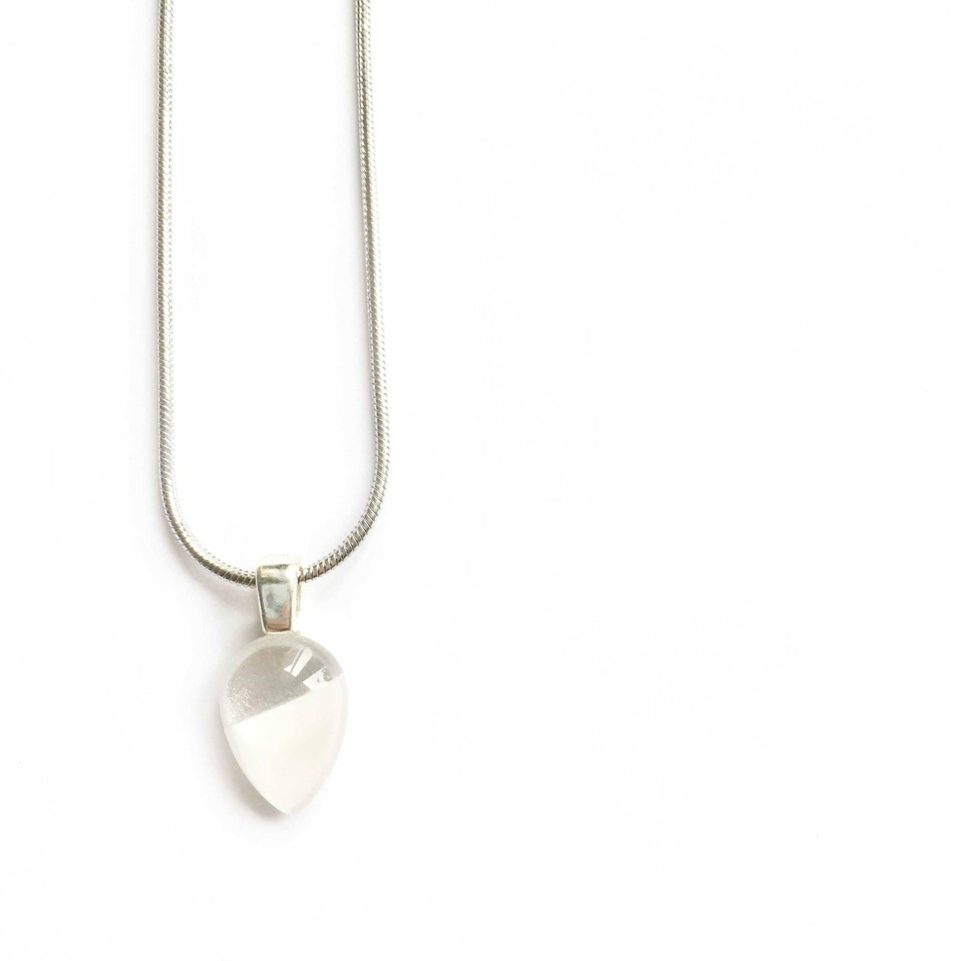 Mini Anhänger Weiß Und Silber Minimalistisch Über Die Kette Mit Einem Unbrennbaren Stein - Verre Peint Wie Das Azurin von azurine