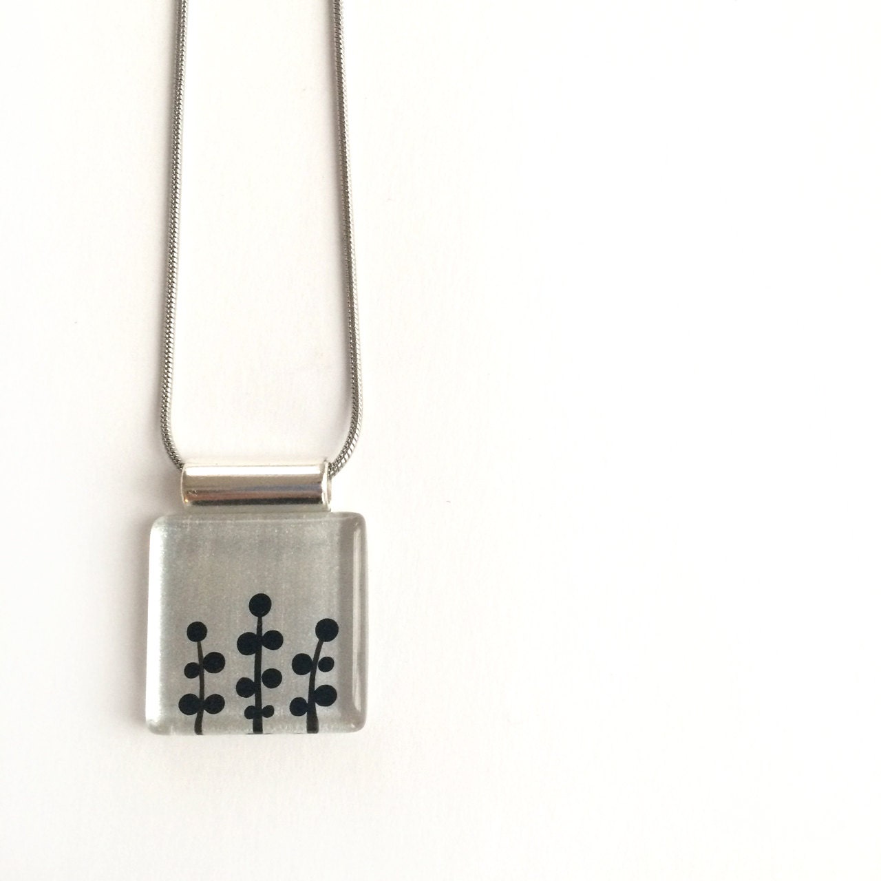 Silber Anhänger | Laub-Rebe Modern Und Minimalistisch Auf Edelstahl-Kette - Seite Lackiertes Glas Von Azurine von azurine