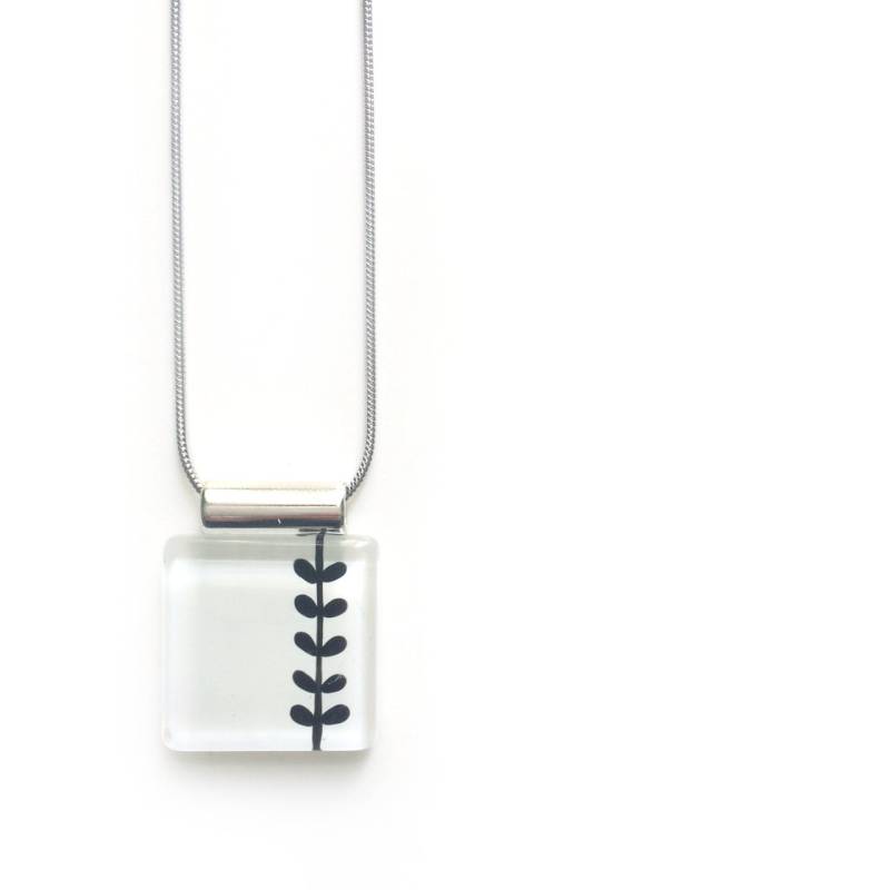 Weiße Halskette | Blatt-Design Auf Edelstahl-Kette Handbemaltem Glas Von Azurine Weiße Halskette | Blatt-Design Auf Edelstahl-Kette Handbemaltem Glas Von Azurine von azurine