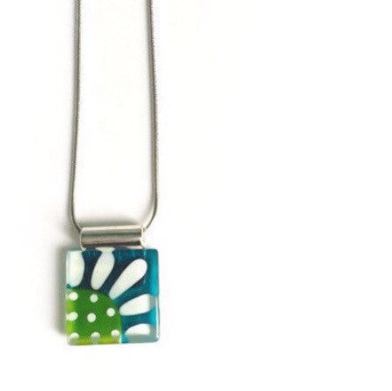 Zierliche Grüne Blumen Kette | Daisy Blume An Edelstahlkette Handgemaltes Glas Von Azurine von azurine
