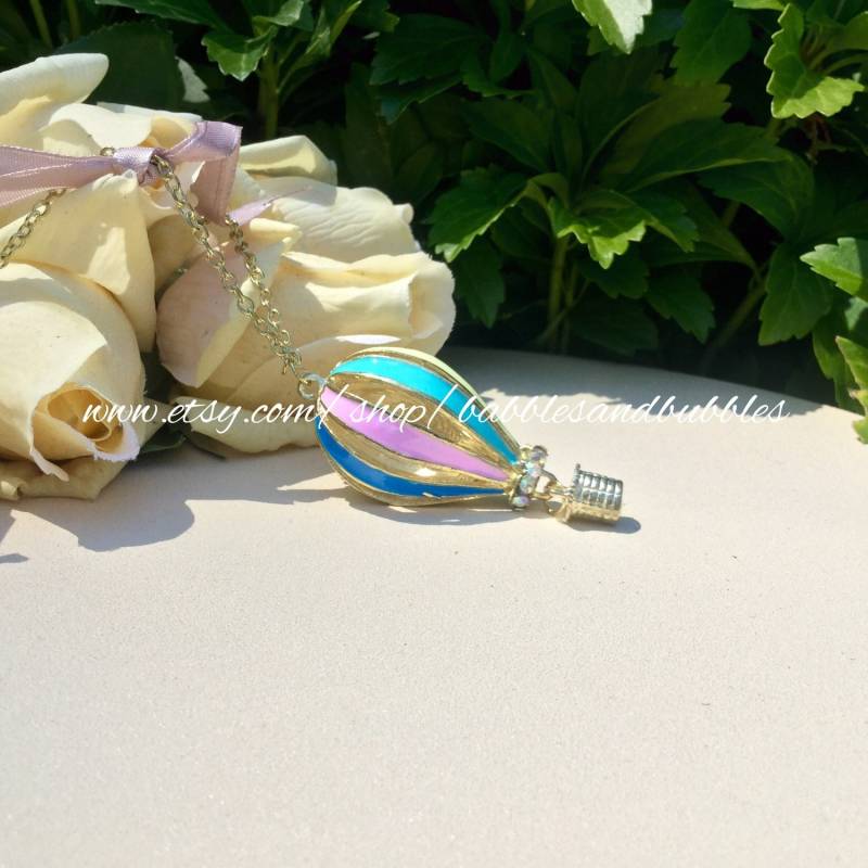 Gold Heißluftballon Halskette Pastell Emaille Anhänger, 61cm Kette von babblesandbubbles