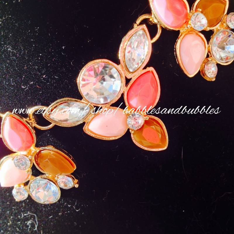 Charmante Gold Metal Pastell & Kristall Halskette - Versand Am Nächsten Tag von babblesandbubbles